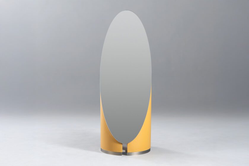 Incurvate Free Standing Mirror Wriver