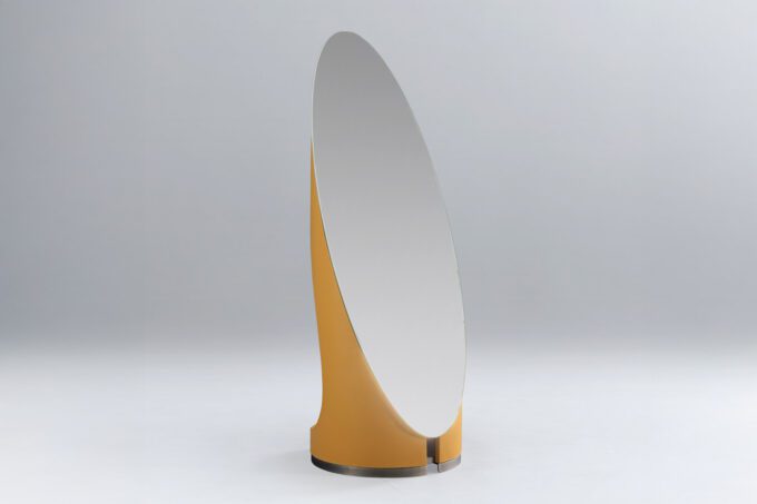 Incurvate Free Standing Mirror Wriver